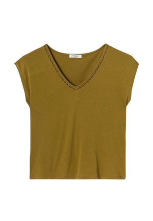 T-shirt olive en manches courtes fabriqué en tissu doux, avec un large décolleté en V et une couture décorative le long du bord.