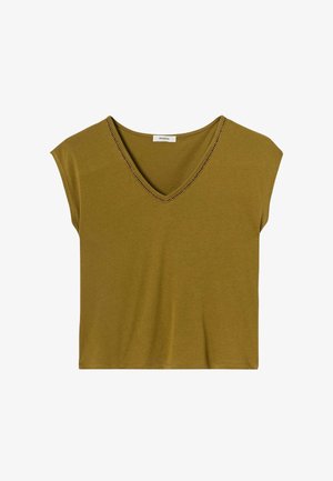 T-shirt olive en manches courtes fabriqué en tissu doux, avec un large décolleté en V et une couture décorative le long du bord.