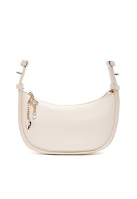 Borsa a spalla in pelle crema con forma curva, hardware dorato, dettagli in catena e un ciondolo a forma di foglia. Caratterizzata da una chiusura con zip superiore.