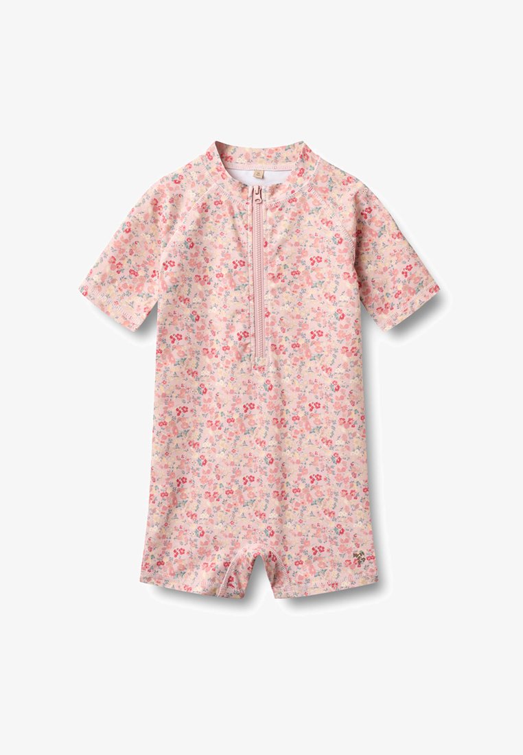 Różowy krótki kombinezon niemowlęcy z krótkim rękawem, z suwakiem z przodu i wzorem wielokolorowych małych kwiatów na jasnym tle.