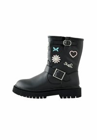 Botine negre, cu talpă din cauciuc solid, decorate cu broderii colorate, inclusiv flori, o flutură și inimi.