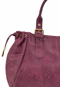 Sac à main bordeaux profond avec une finition texturée, équipé de ferrures dorées, d'une bandoulière et d'un détail froncé en haut pour la fermeture.