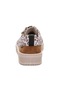 Schuhe mit Leopardenmuster und einem braunen Wildleder Absatz, elastischen Akzenten und einer strukturierten Gummisohle. Die Rückansicht zeigt das weiche Innenfutter.