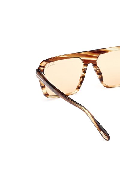 Ochelari de soare din scoică de broască țestoasă, cu lentile pătrate, nuanță graduală și brațe elegante de culoare marron. Material: acetat de înaltă calitate. Caracteristici: detaliu subtil cu logo.