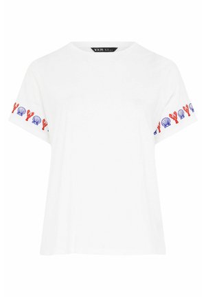 T-shirt blanc à manches courtes avec un col rond et des motifs de homard rouge et de coquillage bleu le long des bords des manches.