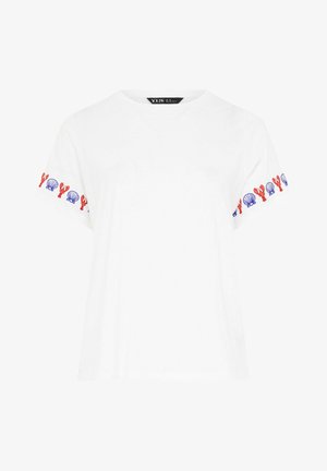 Weißes T-Shirt mit kurzen Ärmeln, Rundhalsausschnitt und roten Hummer- sowie blauen Muschelmustern entlang der Ärmelränder.