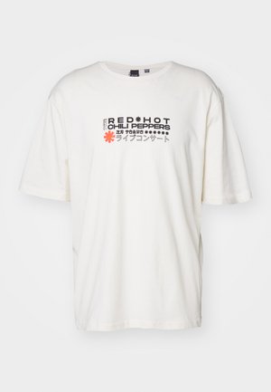 Weißes Baumwoll-T-Shirt mit kurzen Ärmeln. Mit dem Aufdruck "RED HOT CHILI PEPPERS" in Schwarz und Rot, sowie japanischen Zeichen und Sternakzenten.