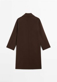 Brauner Wollmantel mit geradem Schnitt, Kragen und langen Ärmeln. Der Rücken hat eine zentrale Naht und keine zusätzlichen Verzierungen.