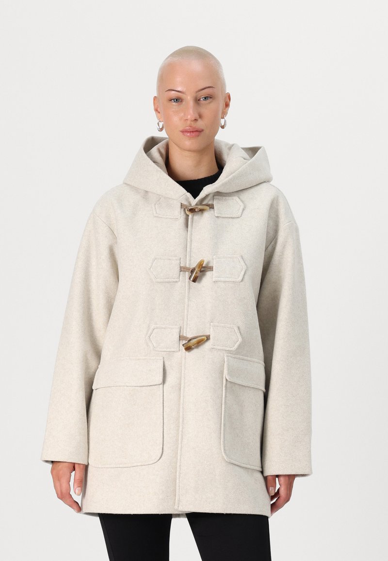 Beige ull-dufflejakke med hette, tre-toggleknapper og to frontlommer. Strukturert stoff og avslappet passform, med skreddersydde detaljer.