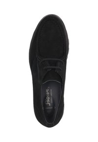Scarpa in suede nera con punta rotonda, chiusura con lacci e soletta imbottita. Presenta cuciture sottili e una suola piatta in gomma.
