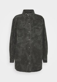 Mörkgrå denimskjorta, lång ärm, knäppning framtill, två bröstfickor, med en klassisk krage och en något avslappnad passform.