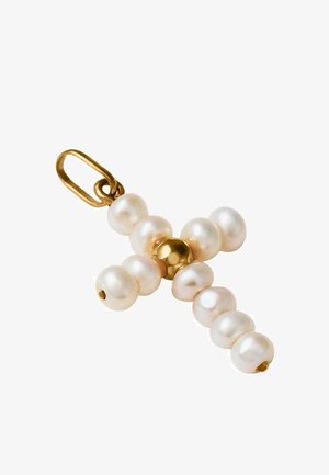 Colgante en forma de cruz hecho de perlas blancas con una cuenta dorada central y un lazo dorado para enganchar a un collar.