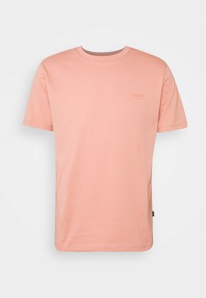 Lachsrosa kurzärmeliges T-Shirt mit Rundhalsausschnitt, kleinem "JOOP!"-Logo auf der linken Brustseite und einem Seitenschild auf einfarbigem Hintergrund.