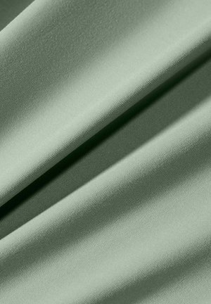 Μαλακό, λείο πράσινο ύφασμα με λεπτή υφή και απαλά πτυχώματα που δημιουργούν σκιερά περιγράμματα στην επιφάνεια.