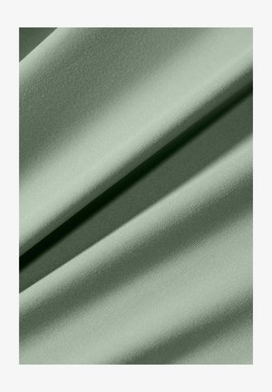 Μαλακό, λείο πράσινο ύφασμα με λεπτή υφή και απαλά πτυχώματα που δημιουργούν σκιερά περιγράμματα στην επιφάνεια.