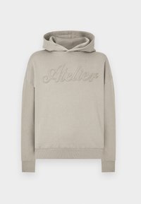 Világosszürke kapucnis pulóver puha anyagból, elöl zsebbel, bordázott mandzsettával és a mellkason dombornyomott "Atelier" felirattal.