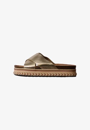 Guldmetallisk slides sandal med krydsede stropper og tyk vævet platformsål i beige toner, sideview på hvid baggrund.