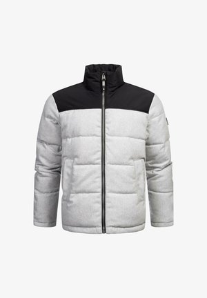 Sivi jastučić jakna s crnim gornjim panelom, visokim ovratnikom, prednjim patentnim zatvaračem i dva bočna džepa. Ima kviltanu teksturu za dodatnu toplinu.