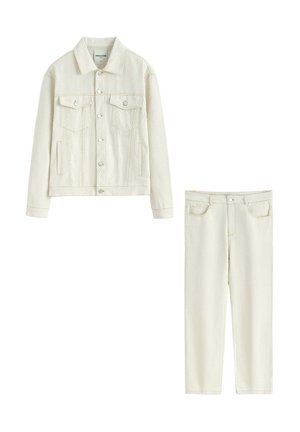 Veste en jean écrue avec fermeture à boutons et jean droit assorti avec poches avant sur fond blanc.