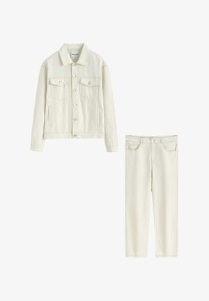 Veste en jean écrue avec fermeture à boutons et jean droit assorti avec poches avant sur fond blanc.