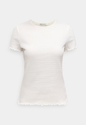 Hvid kortærmet T-shirt med et tekstureret, ribbet design. Har en rund halsudskæring og bølgede, bølgete kanter ved ærmerne og kanten.