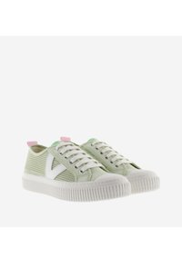 Zapatillas verde claro con parte superior de malla, logo V blanco, suela de goma blanca y pestañas de acento rosa y verde en el talón.