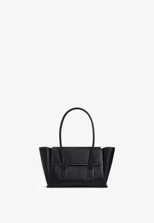 Borsa a tracolla in pelle nera con design strutturato, doppio manico, patta pieghevole e dettagli a contrasto con cuciture bianche.