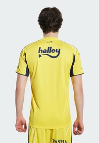 Žltý športový dres s námorníckymi akcentmi, s veľkým nápisom "halley" na zadnej strane. Krátke rukávy, dizajn s okrúhlym výstrihom.