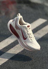 Nike Performance VOMERO 18 - Road running shoes - pale ivory/dark team red/red sepia/silt red/phantom
