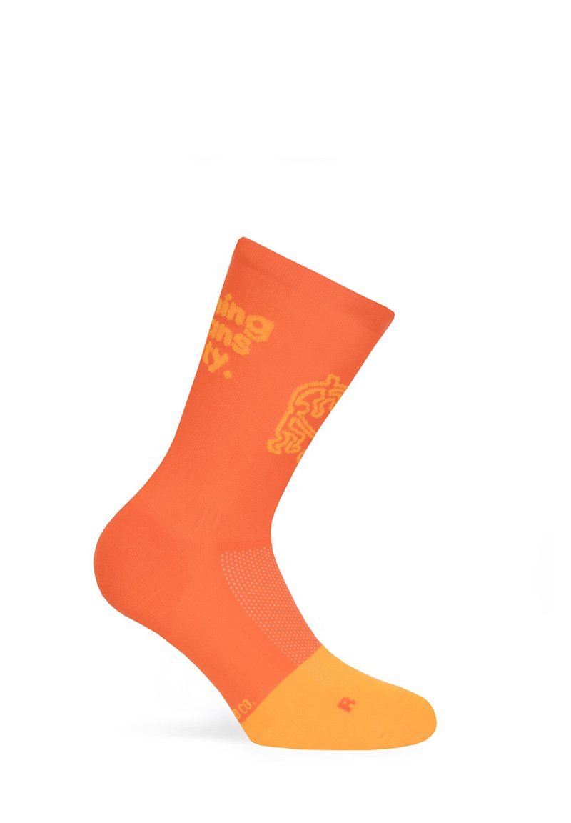 Orange sokker med et gult grafisk design og tekst. Har en forstærket hæl og tå, med et struktureret mønster på foden.