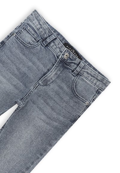 Jeans in denim di colore blu lavato con vestibilità slim, dotati di tasche frontali, un piccolo bottone con logo e un'etichetta del marchio visibile in vita.