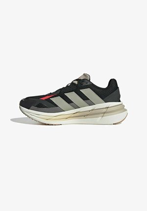 Scarpa da corsa nera e grigia con intersuola bianca, accento rosso vicino alla punta e tre strisce grigie sul lato.