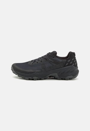 Czarne buty do biegania w terenie z teksturowaną siateczką górną i gumową podeszwą; cechy obejmują sznurowadła, wyściółkę kołnierza oraz detale z logo.