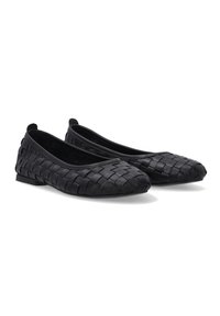 Schwarze geflochtene Lederflats mit einer abgerundeten Spitze, flacher Sohle und minimalistischen Akzenten. Verfügt über ein aufwendiges Flechtmuster und ein glattes Innenfutter.