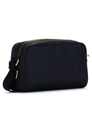 Schwarze Lederbeuteltasche mit strukturiertem Finish, goldenerReißverschluss und Beschlägen, rechteckige Form und verstellbarer Tragegurt auf einer Seite.