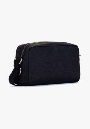 Schwarze Lederbeuteltasche mit strukturiertem Finish, goldenerReißverschluss und Beschlägen, rechteckige Form und verstellbarer Tragegurt auf einer Seite.