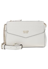 Borsa a tracolla Guess in pelle bianca effetto texture con tracolla in catena dorata e logo in rilievo sulla patta frontale.