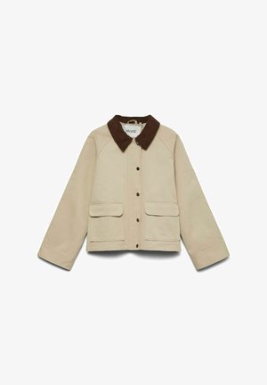 Beige jakke med en brun fløjlskrage, der har knaplukning, to forlommer og brede ærmer. Glat tekstur og uformelt design.