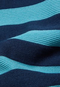 Gestreifter Stoff in tiefem Marineblau und Hellblau mit erhabenen Texturen und wechselnden Mustern von breiten und schmalen Streifen. Weiche und gewebte Textur.