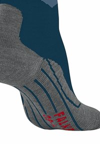 Un primo piano di una calza con un design grigio e verde acqua, caratterizzato da motivi testurizzati e lettering rosso, che sottolinea il comfort e la vestibilità.