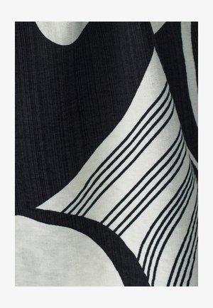 Czarny i kremowy materiał z abstrakcyjnymi kształtami; zawiera grube, zakrzywione białe kształty oraz cienkie czarne paski, teksturowana powierzchnia tkaniny.