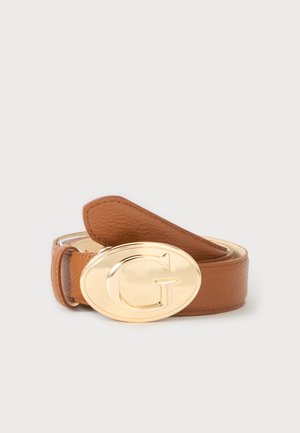 Ceinture en cuir marron avec une grande boucle ovale en or présentant une lettre G en relief et le mot "Guess" gravé.