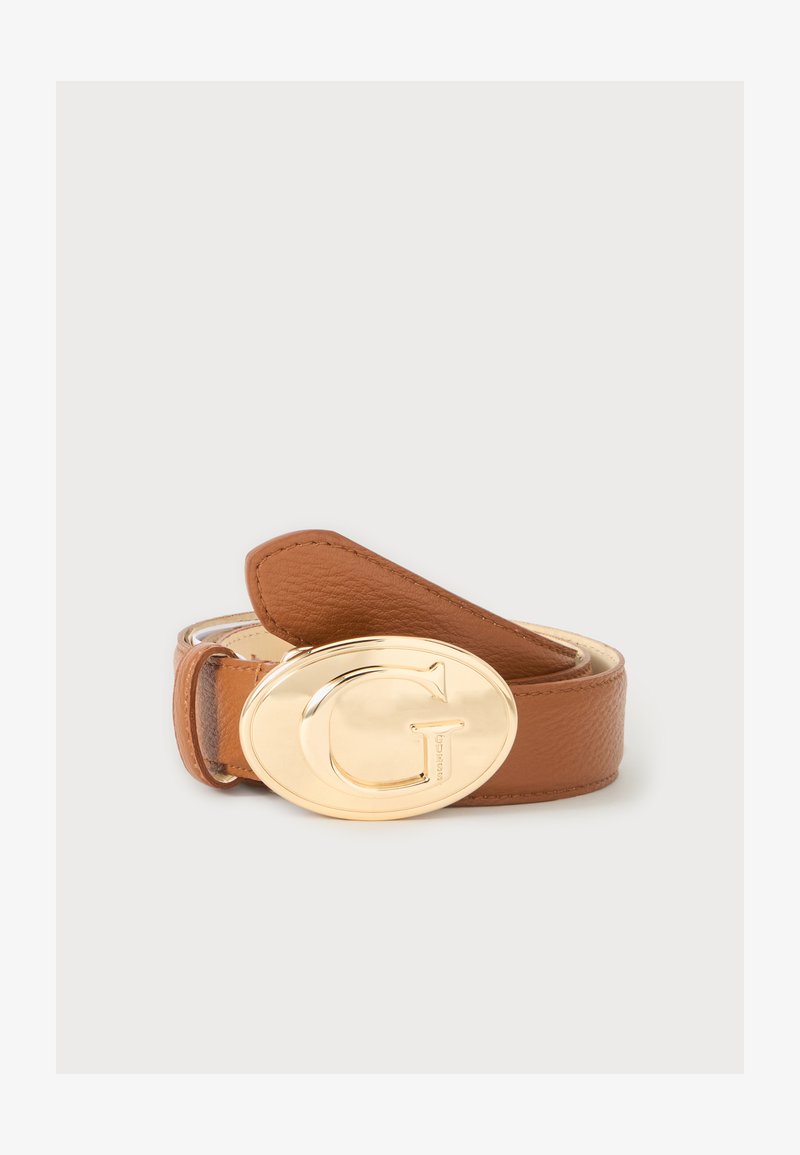 Ceinture en cuir marron avec une grande boucle ovale en or présentant une lettre G en relief et le mot "Guess" gravé.