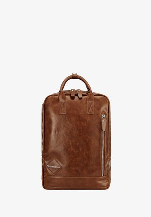 Brauner Leder-Rucksack mit zwei oberen Griffen, einer vorderen Reißverschlusstasche und einem geprägten Logo-Patch. Glatte Textur, strukturierte rechteckige Form.