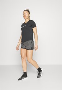 Nike Performance Bluză sport - black/(cool grey)