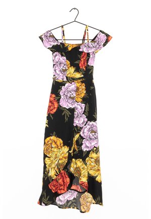 Zwarte off-shoulder bloemenjurk met roze, gele en rode bloemen, gerimpelde halslijn en dunne schouderbandjes aan een hanger.