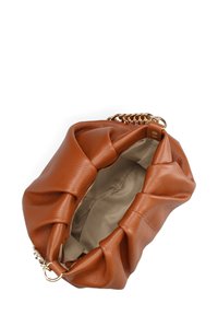 Borsa in pelle marrone dalla texture strutturata con tracolla in catena dorata e interno in tessuto beige, mostrata aperta dall'alto su uno sfondo bianco.