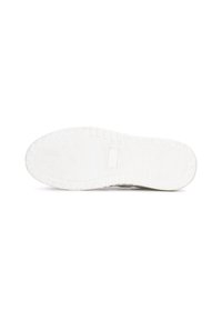 Semelle en caoutchouc blanc de sneaker avec un motif texturé, comprenant des rainures et des crêtes pour l'adhérence. Surface lisse et plate sans marquages visibles.
