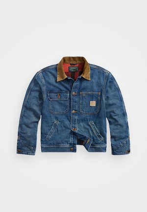 Chaqueta de mezclilla en azul medio con cuello de pana marrón. Cuenta con cuatro bolsillos, cierre de botones y forro a cuadros rojos. Diseño clásico.