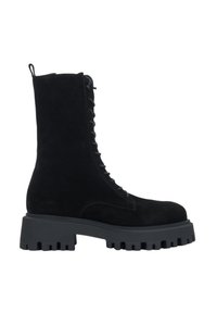 Czarne zamszowe botki za kostkę z masywną gumową podeszwą, sznurowaniem z przodu oraz pętlą do zakupu z tyłu; posiadają gładkie wykończenie i teksturowane boki.